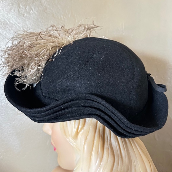 GLAMOROUS 1930S\' BLACK FELT HAT WITH WAVY TRIPLE BRIM + OSTRICH FEATHERS main image 2